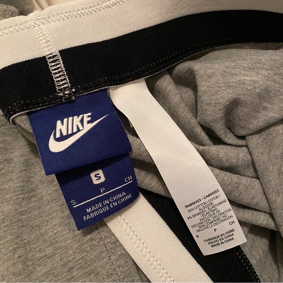 NIKE Sportswear Essential Leggings in Grey and White - Picture 5 of 6